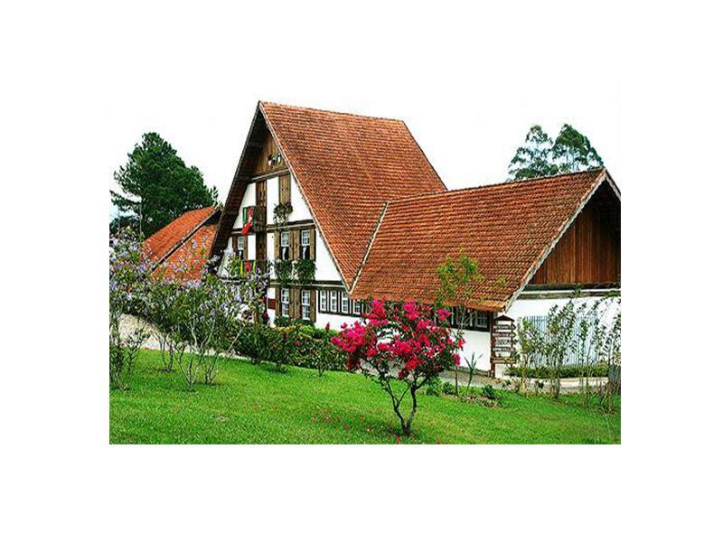 Dinfundindo e preservando a arte suíça da fabricação do queijo e do chocolate ao leite, a Queijaria Escola é hoje uma das principais atrações turísticas de Nova Friburgo e da região Centro-Norte Fluminense Dinfundindo e preservando a arte suíça da fabricação do queijo e do chocolate ao leite, a Queijaria Escola é hoje uma das principais atrações turísticas de Nova Friburgo e da região Centro-Norte Fluminense