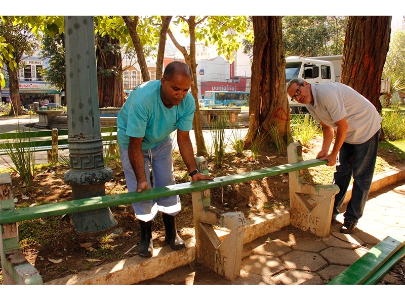 O trabalho de corte e poda dos eucaliptos da praça Getúlio Vargas começa neste sábado (17) O trabalho de corte e poda dos eucaliptos da praça Getúlio Vargas começa neste sábado (17)