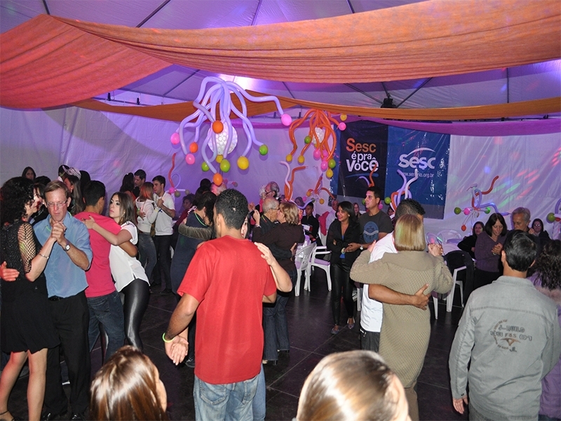 Projeto reúne amantes da dança uma vez por mês no Sesc Nova Friburgo Projeto reúne amantes da dança uma vez por mês no Sesc Nova Friburgo