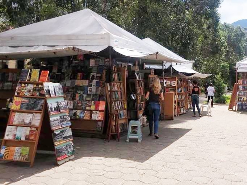 Feira de livros fica na Praça Getúlio Vargas até o fim de outubro Feira de livros fica na Praça Getúlio Vargas até o fim de outubro