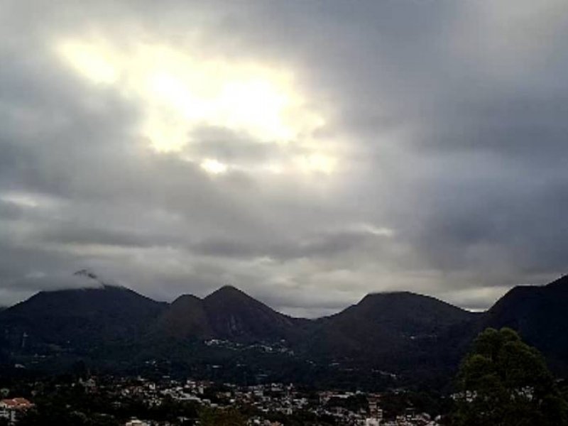 Frente fria chega em Nova Friburgo e próximos dias serão de chuva Frente fria chega em Nova Friburgo e próximos dias serão de chuva