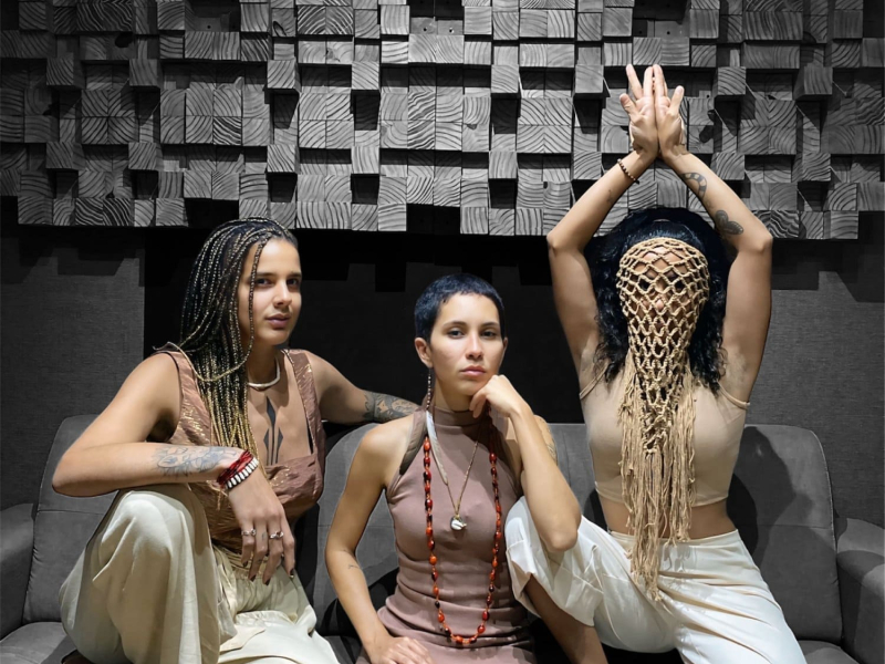 Siba Puri dá vida e voz ao projeto PsyDub Originário, no Sesc Nova Friburgo